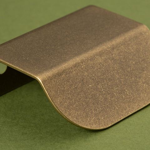 LÄPP - Tumbled Brass Lip Pull Handle