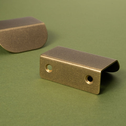 LÄPP - Tumbled Brass Lip Pull Handle