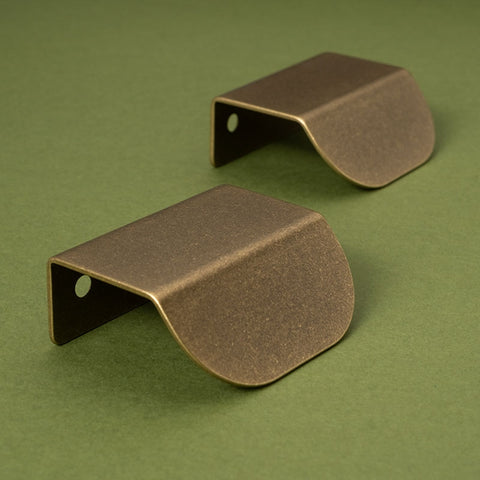 LÄPP - Tumbled Brass Lip Pull Handle
