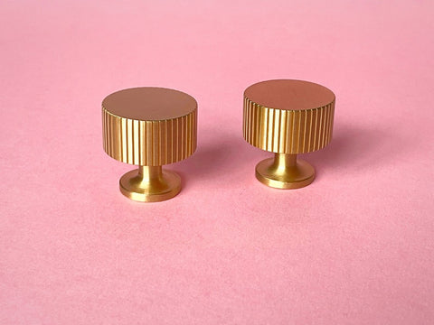 MAGNE - Grooved Solid Brass Knob